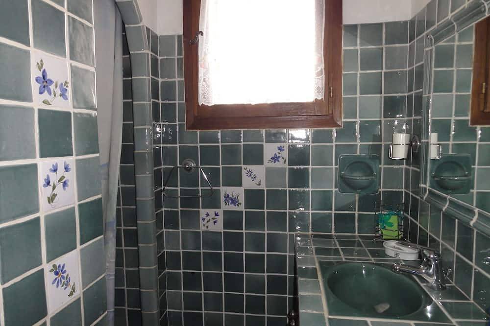 Villa climatisée avec piscine privée et jardin, à 5 km de la mer in Saint-Laurent-du-Var, Région de Cannes