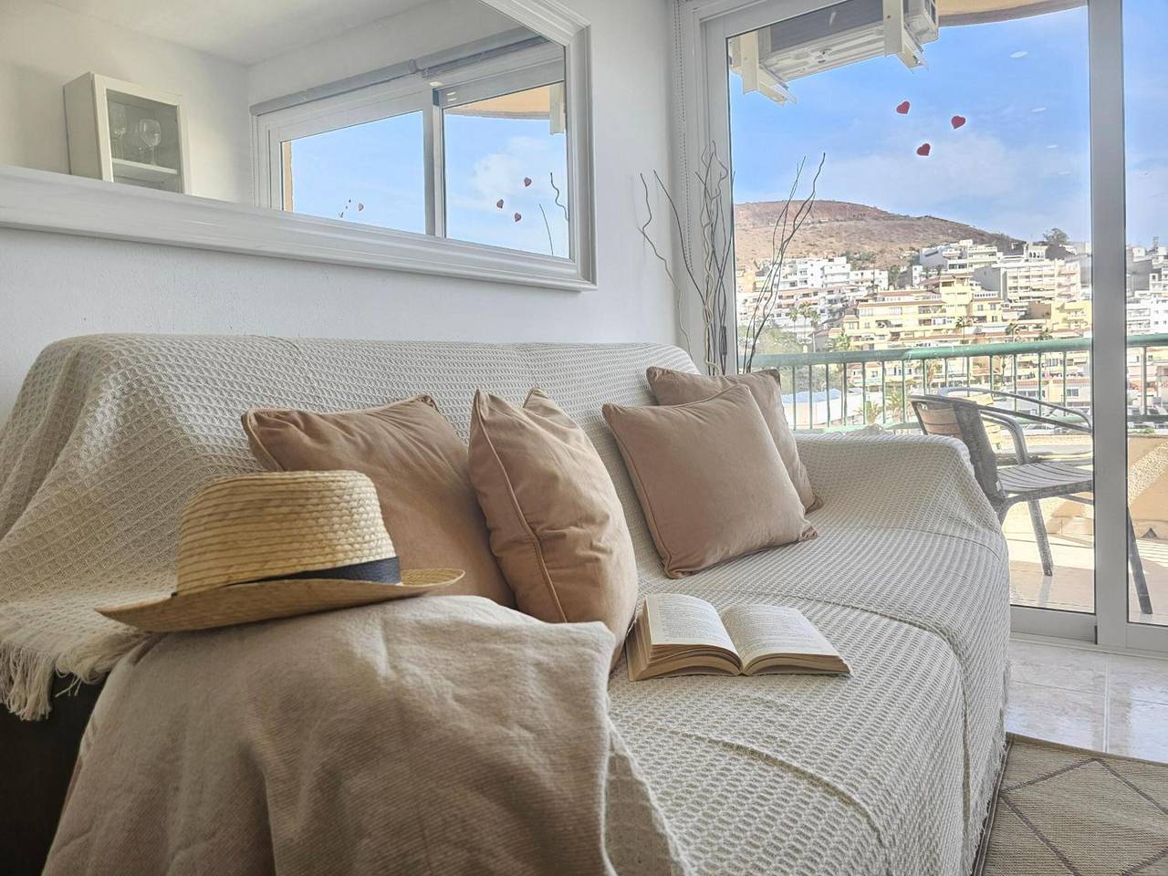 Apartamento entero, Apartamento vacacional 'Sunshine Sea' con vistas al mar, Wi-Fi y aire acondicionado in Playa de las Américas, Arona 