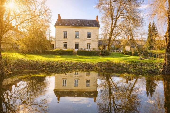 Gîte pour 16 personnes, avec Terrasse ainsi que Jardin et Piscine à Bréhémont