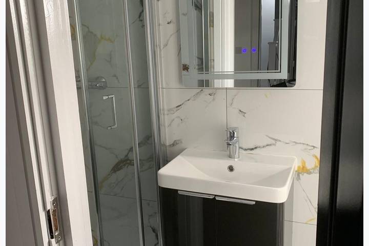 Entire holiday apartment, 3 Bedroom Apartment Sleeps 7 with Wifi in Ealing, London