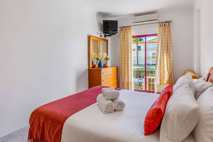 Ganze Wohnung, Serene Apartment W/ Balcony and Pool by LovelyStay in Quarteira, Faro Distrikt