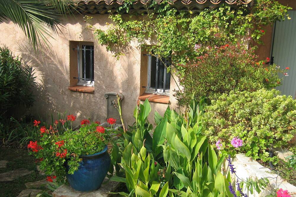Entire apartment, In villa, charming studio 2 pers with terrace in St Paul de Vence in Saint-Paul-de-Vence, Cannes region