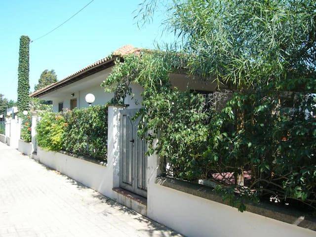 Casa vacanza per 13 persone, con panorama e giardino nonché terrazza a Padula Bianca