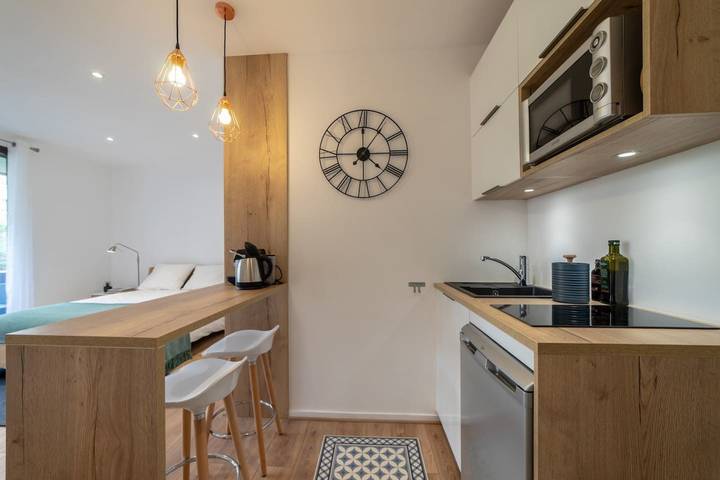 Gîte pour 2 personnes, avec balcon dans Office De Tourisme Lac D Annecy Rive Plein Soleil - 2