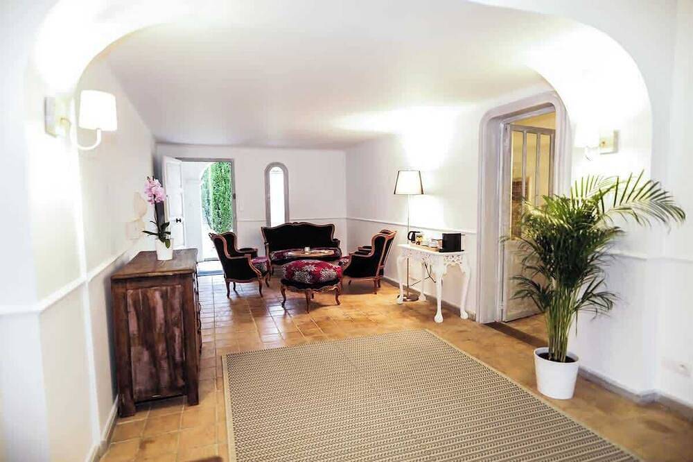 Large suite with private pool in Noves, Region de Arles