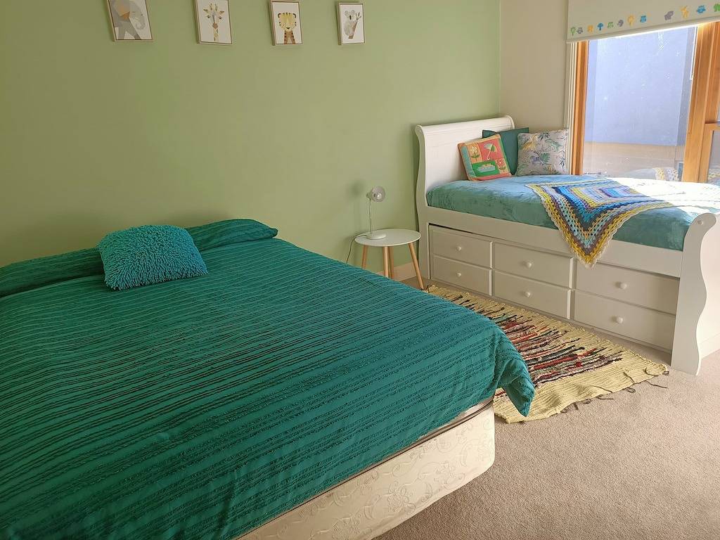 Lakes Guest House: Unit with private entrance sleeps 8 in Lakes Entrance, East Gippsland Shire