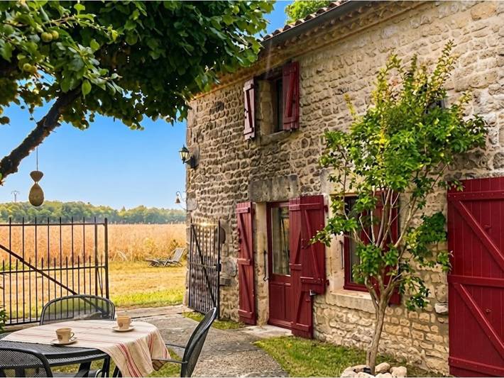 Location de vacances pour 6 personnes, avec Jacuzzi ainsi que Terrasse et Jardin à Blanzay-sur-Boutonne