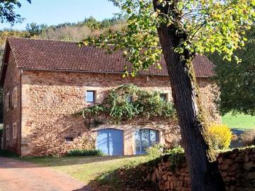 Gîte pour 7 personnes, avec terrasse ainsi que piscine et jardin, animaux acceptés à Prudhomat