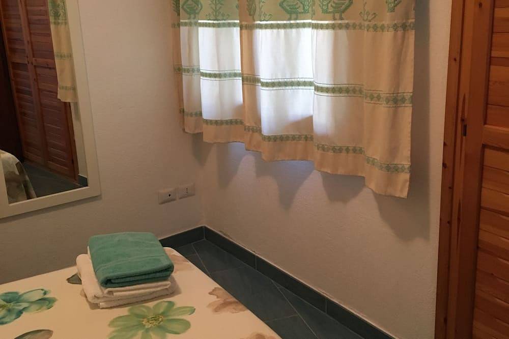Santa Margherita di Pula: villetta a schiera con giardino a 200 metri dal mare in Santa Margherita di Pula, Pula e dintorni