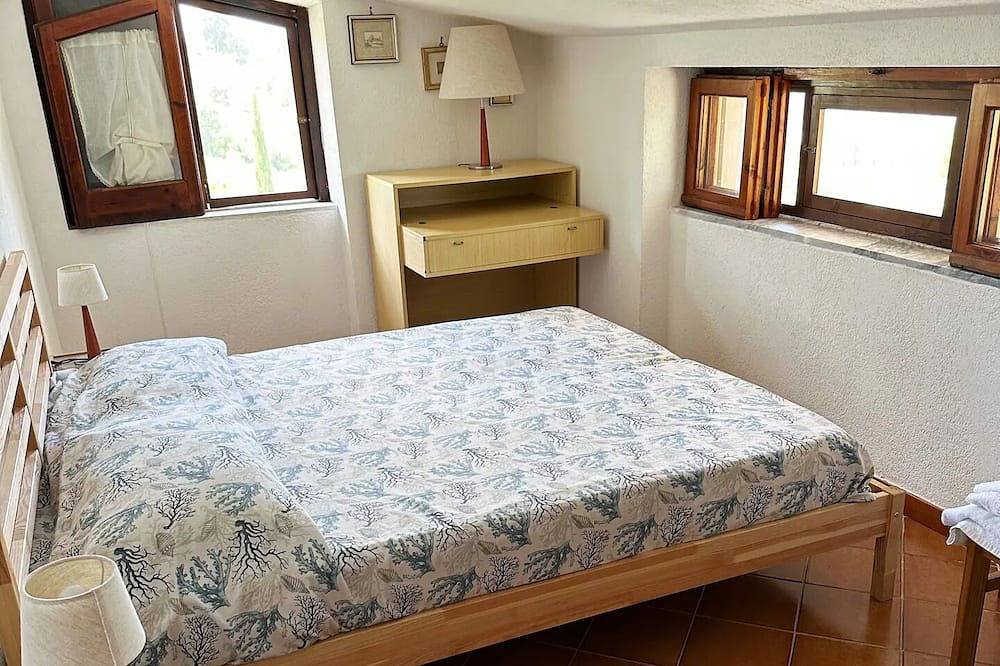 Villa Eddy sleeps 12 with magnificent pool 3 km from Castellabate in Perdifumo, Cilento Coast