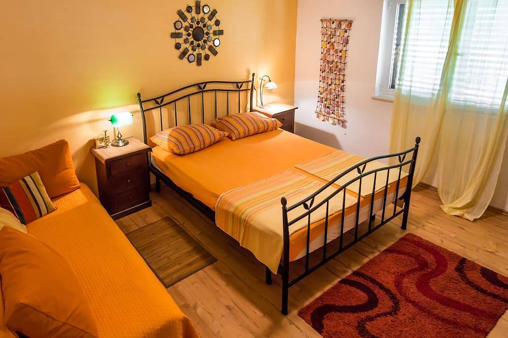 Haus befindet sich in einem kleinen Ort Drevenik an der Makarska Riviera. in Drvenik, Makarska Riviera