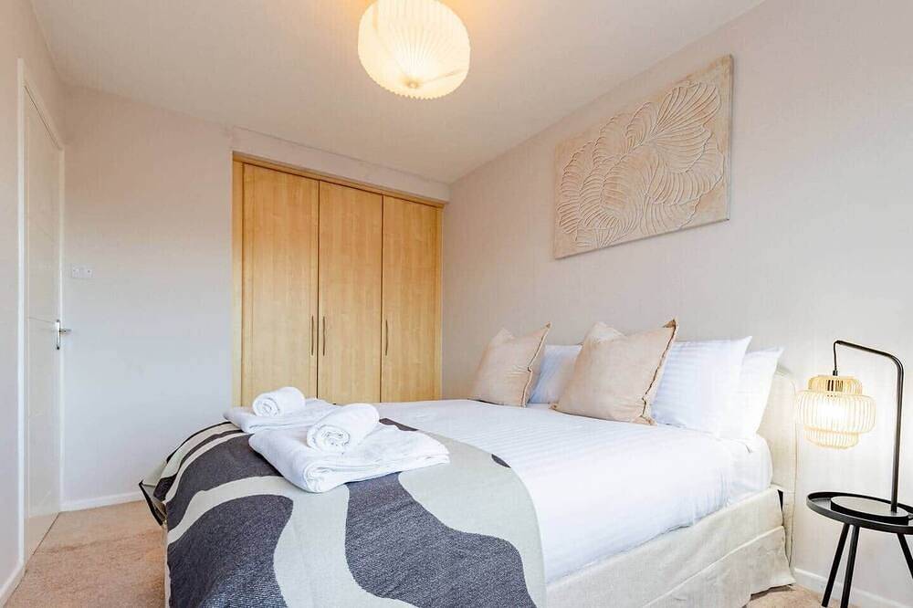 3-Bed House Close to Town + Parking in Worcester, Worcestershire