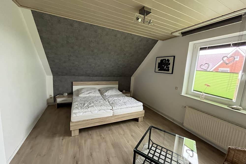 Ganze Wohnung, Ruhige Ferienwohnung mit Blick nach Bremerhaven in Nordenham, Nordseeküste