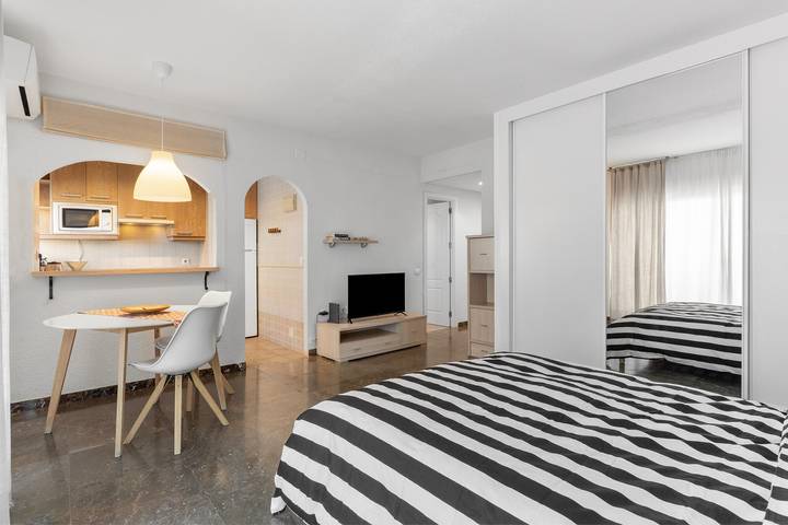 Estudio entero, Estudio 'Magnífico En La Playa' con Vistas al Mar, Wi-Fi y Aire Acondicionado in La Carihuela, Torremolinos