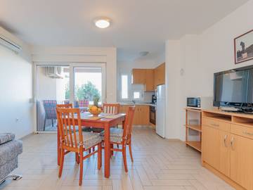 Gîte pour 4 personnes, avec terrasse et jardin à Nin