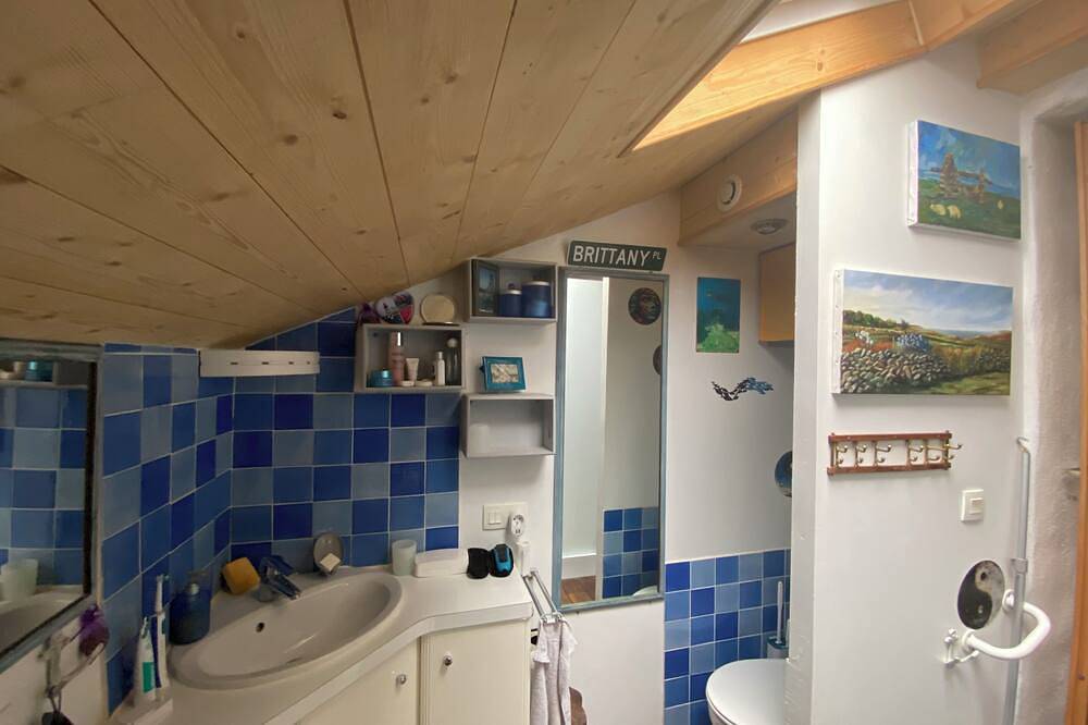 Ile D'Ouessant Maison typique avec vue sur mer. Lire descriptif et conditions. in Ouessant, Région de Brest