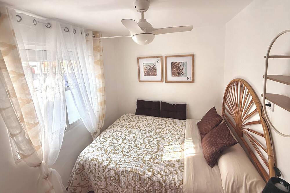 Large Beach House For 10 - Terrace - Air Conditioning- Wifi and steps from everything in Roquetas de Mar, Costa de Almería
