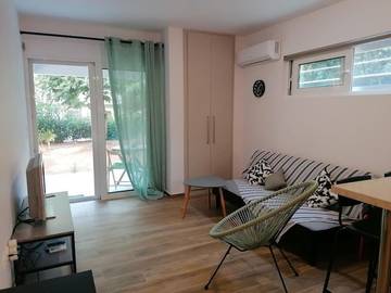 Gîte pour 3 personnes, avec jardin ainsi que vue et terrasse dans Saronida
