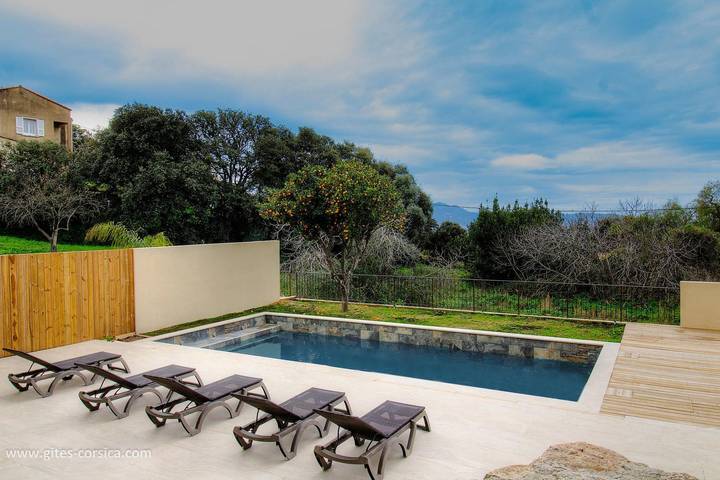 Gîte pour 4 personnes, avec Terrasse et Jardin ainsi que Piscine et Vue