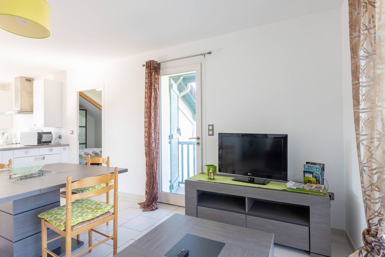 Appartement entier, Appartement « T3 Jasmin » avec terrasse privée et Wi-Fi in Salies-de-Béarn, Béarn