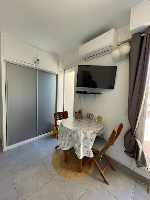 Gîte pour 2 personnes, avec vue et terrasse dans Plage De L Anse De L Arene - 2