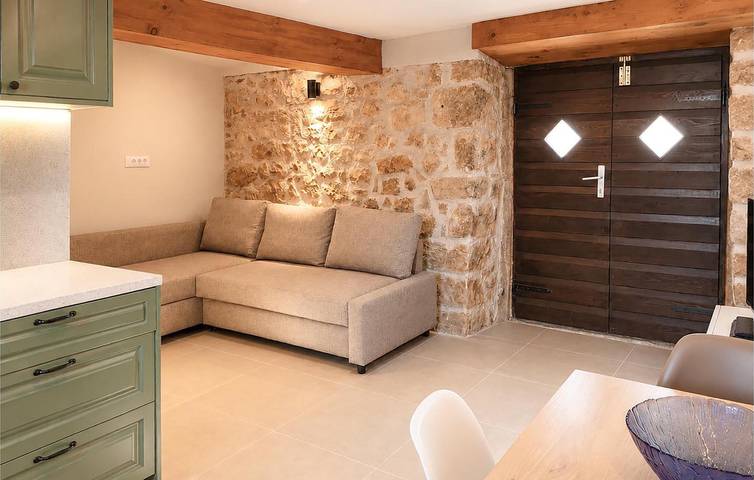 Gemütliche 1-Zimmer-Wohnung mit Pool, WLAN und Terrasse – 1 km bis zur Küste in Novigradsko More, Zadar