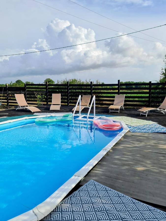 Location de vacances pour 8 personnes, avec piscine ainsi que jardin et vue, animaux acceptés à Brillac
