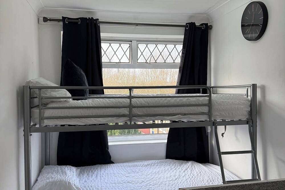 Stylish 3-Bed with Smart Tvs, Parking & Workspace in Kettering, Northamptonshire