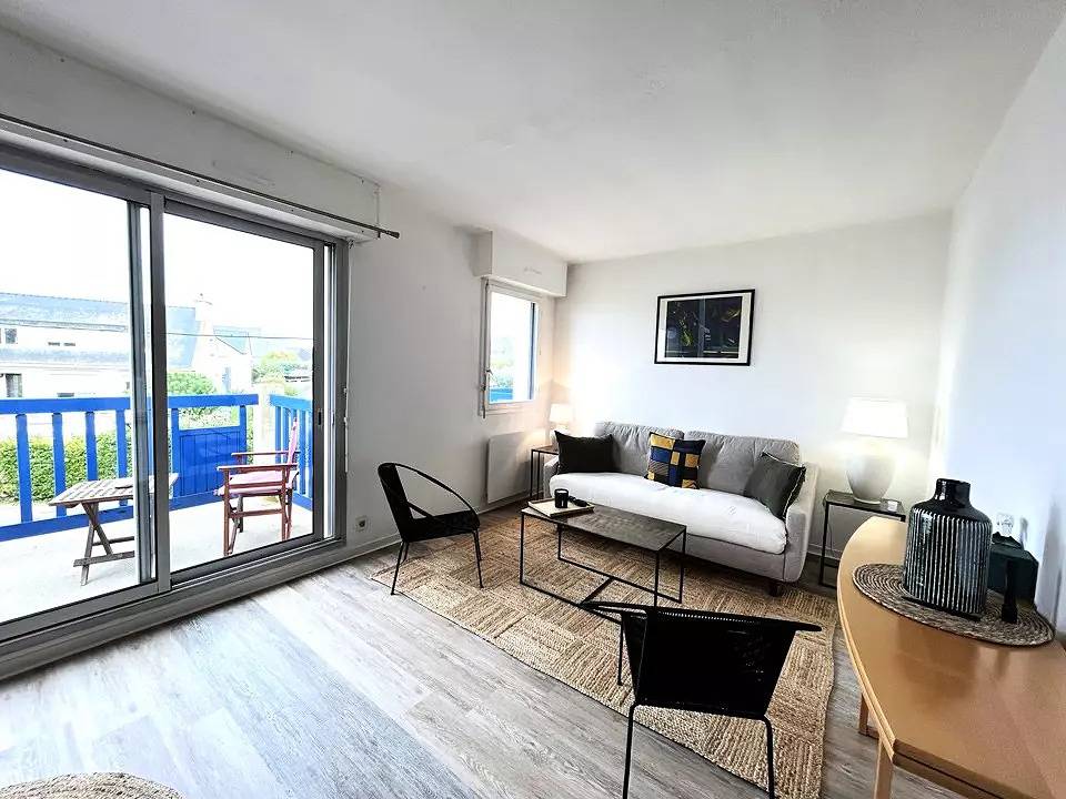 Appartement entier, Appartement cosy 4 personnes à 50m de la plage - balcon vue mer - Wifi, parking in Ploemeur, Côte des Mégalithes