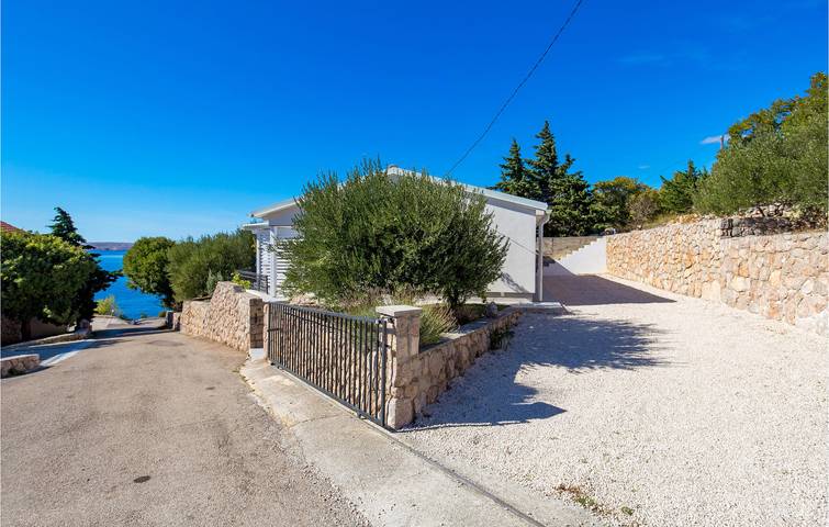 Acogedor apartamento con vistas al mar, terraza y wifi cerca de la playa in Lukovo Šugarje, Parque Natural del Velebit