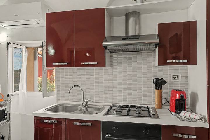 Geheel appartement, Appartement "Giulia" met zee- en bergzicht, tuin en Wi-Fi in Imperia, Riviera di Ponente