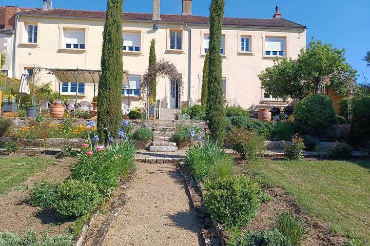 Location de vacances pour 18 personnes, avec Terrasse et Jardin à Guillon