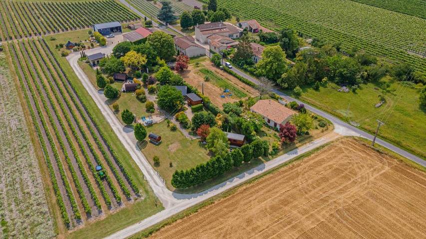 Gîte pour 2 personnes, avec Jacuzzi et Terrasse ainsi que Jardin et Vue dans Réaux-sur-Trèfle