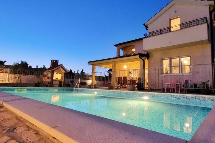 Ferienhaus für 8 Personen, mit Garten und Whirlpool in Petrcane