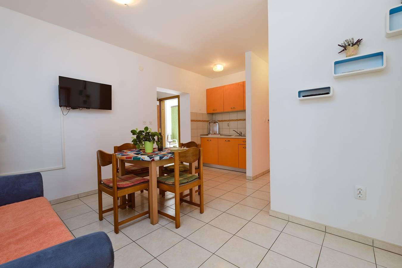 Ganze Wohnung, Das Apartment Prica 2befindet sich in Mali Lošinj, in der Gegend von Zagazinjina, es ist möglich, bis 4  Personen unterzubringen. Es liegt in Strandnähe. in Mali Lošinj, Lošinj (Kvarner Bucht)