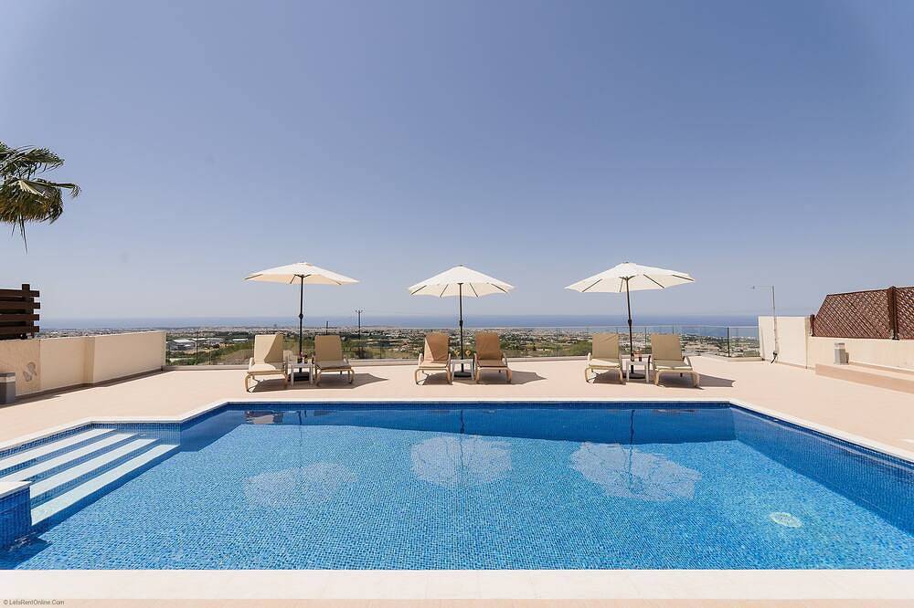 Villa Oleander - 4 bedroom Villa with Private Heated Pool, Hot Tub, Stunning Views in Sud di Cipro