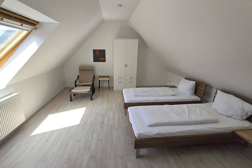 Ganze Wohnung, Ruhige, geräumige Ferienwohnung mit Balkon und Babybett in Fürth, Franken