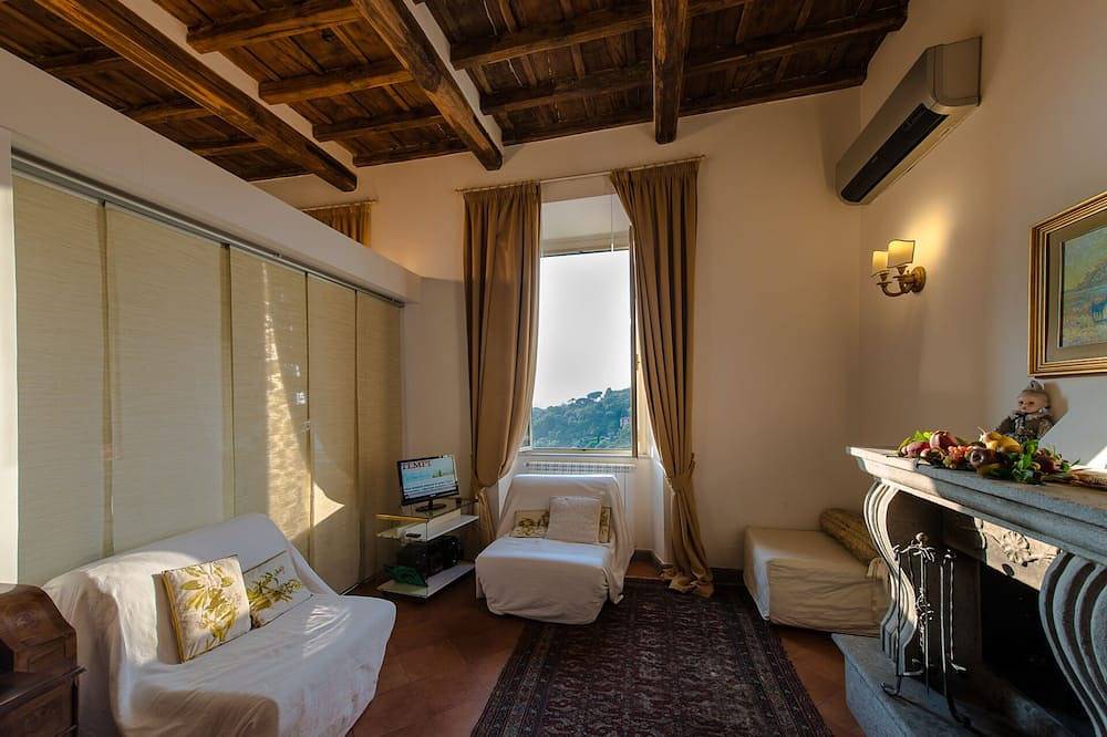Apartamento entero, Ático en el centro de Ariccia, cerca de Roma, con una terraza panorámica in Ariccia, Castelli Romani
