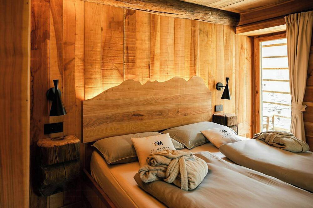Walser-hut met Spa in de rotsen en uitzicht op de Monte Rosa in Alagna Valsesia, Walliser Alpen