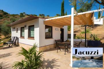 Maison de campagne pour 3 personnes, avec jacuzzi ainsi que piscine et jardin à Alozaina
