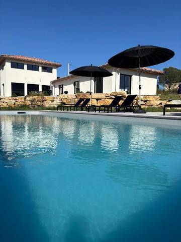 Cottage pour 2 personnes, avec terrasse et piscine ainsi que vue et jardin à Tour-de-Faure