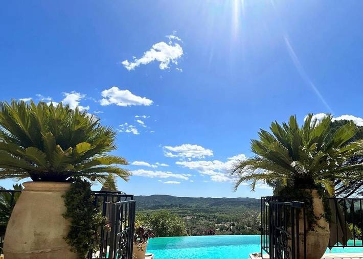 Appartement de vacances pour 4 personnes, avec jardin et piscine, animaux acceptés