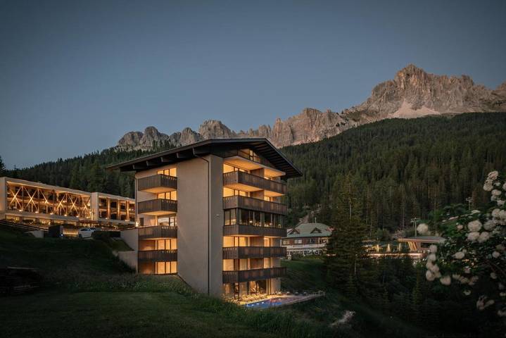 Gîte pour 4 personnes, avec Balcon et Terrasse ainsi que Jardin et Piscine