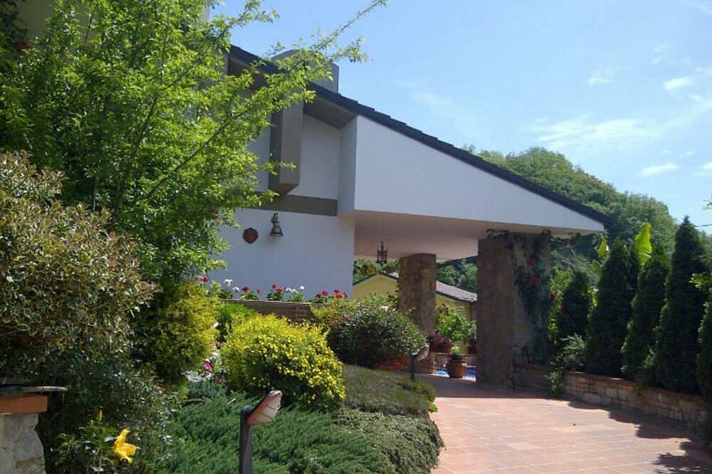 Villa Piazza, privater solarbeheizter Pool, zu Fuß zu allen Einrichtungen! Wifi in Piazza al Serchio, Garfagnana
