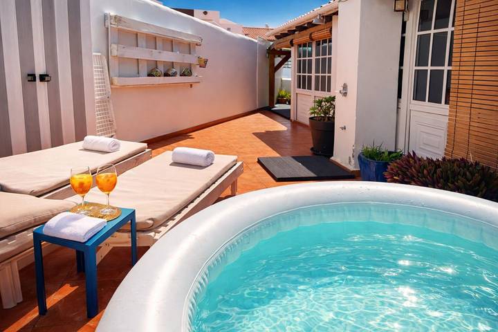 Ferienwohnung für 3 Personen, mit Kinderpool und Whirlpool sowie Garten, kinderfreundlich