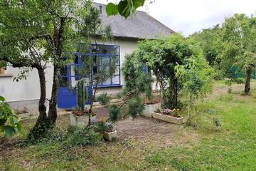Gîte pour 8 personnes, avec piscine et vue ainsi que jardin et vue sur le lac à Saint-Benoît-du-Sault