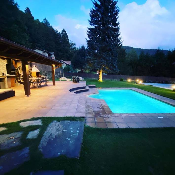 Chalet para 23 personas, con piscina además de jardín y vistas, Se admiten mascotas en Ripollès - 2