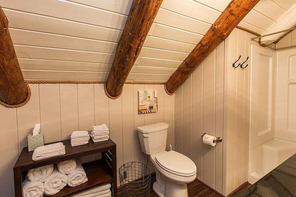 Gemütliche Blockhütte im Wald mit Blick auf den Bach in Lancaster County