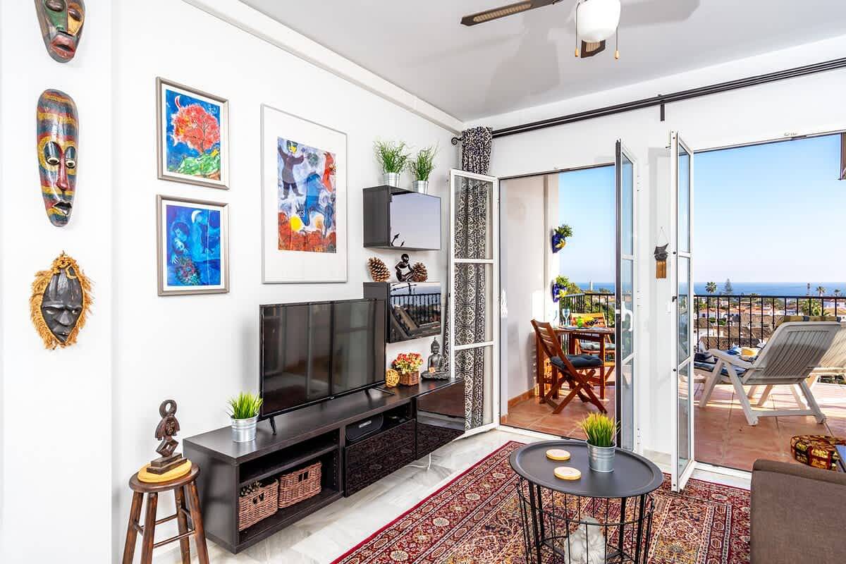 Apartamento inteiro, Stunning Mediterranean View Top-Floor Apartment El Faro in Mijas Costa, Mijas