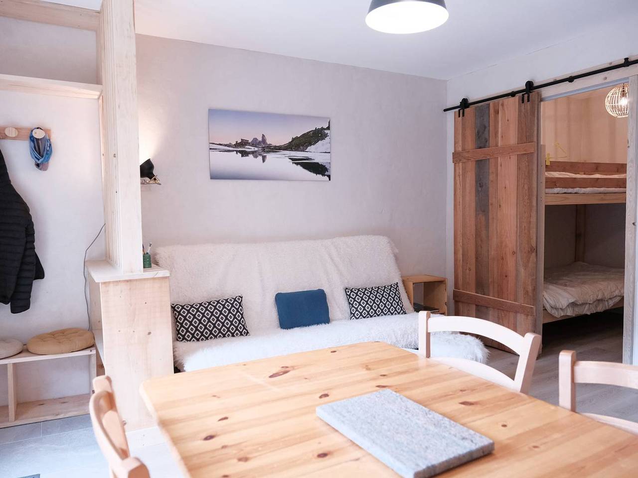 Entire studio, Cosy Apt with Pool Access, Near Slopes & Shops, Sleeps 3 in Arêches, Beaufort (Rhône-Alpes)
